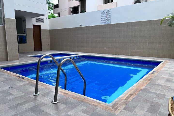 El hotel tiene piscina