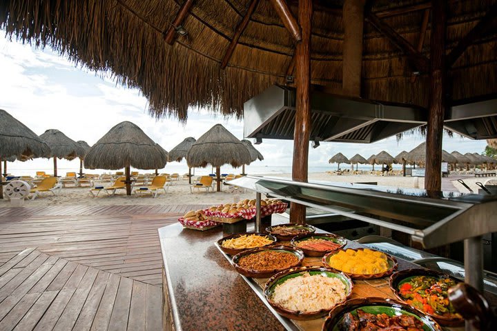 Uno de los restaurantes tiene vista al mar