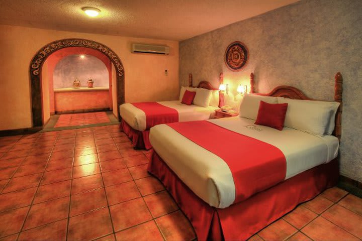 Guest room with two beds at Hosteria las Quintas