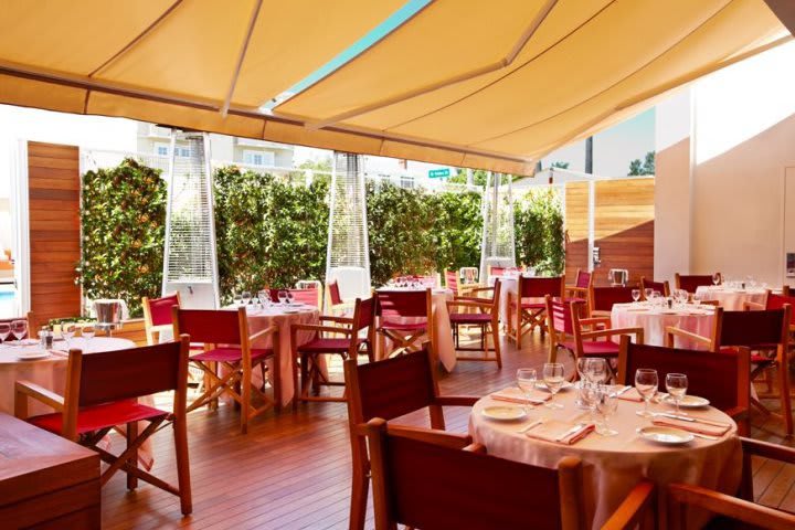 El restaurante del Mr C Beverly Hills tiene una terraza