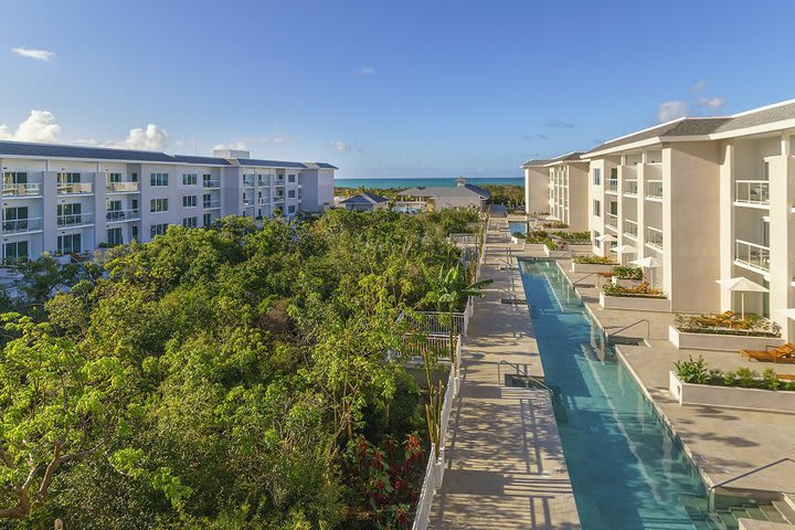 Pool at the swim-up rooms (computer-generated image)