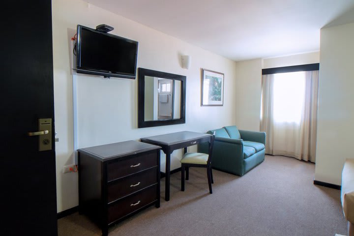 Guest rooms with flat-screen TV