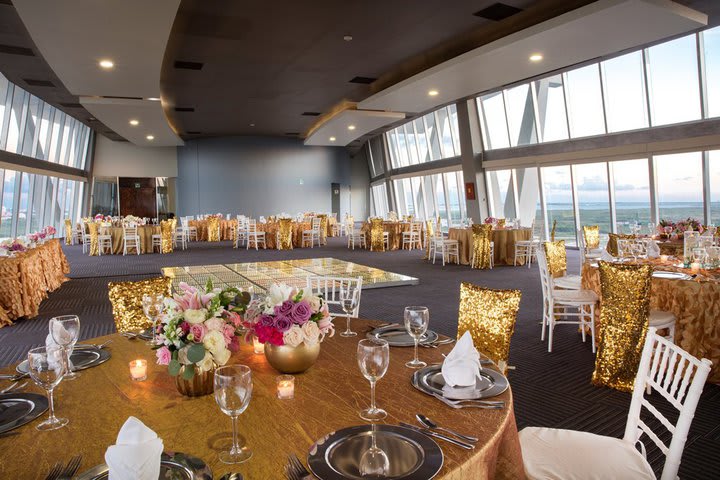 The meeting room offers panoramic view to the lagoon and the city