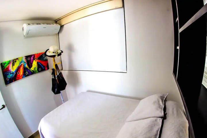 Vista de un dormitorio del apartamento con balcón SM42