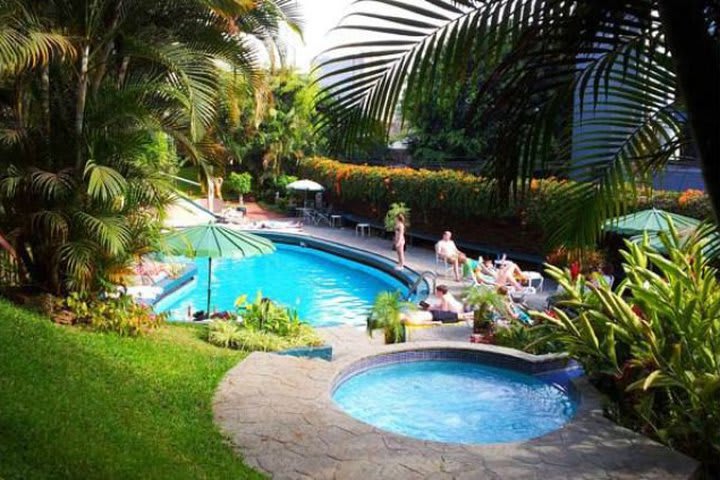 Jacuzzi y alberca del Hotel Villa Tournon