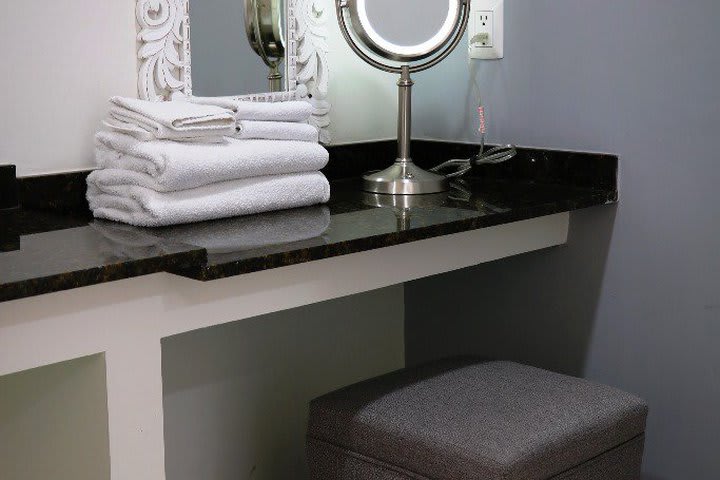 Guest bathroom with dressing table and mirror