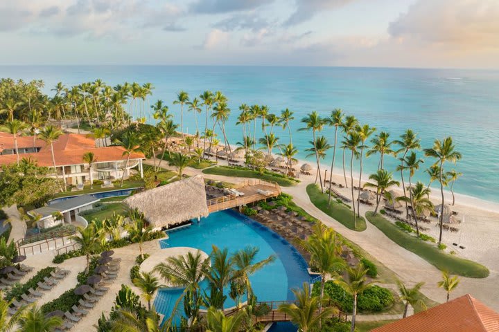 Aerial view of the pool and the beach