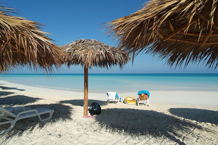 La playa goza de aguas azul turquesa