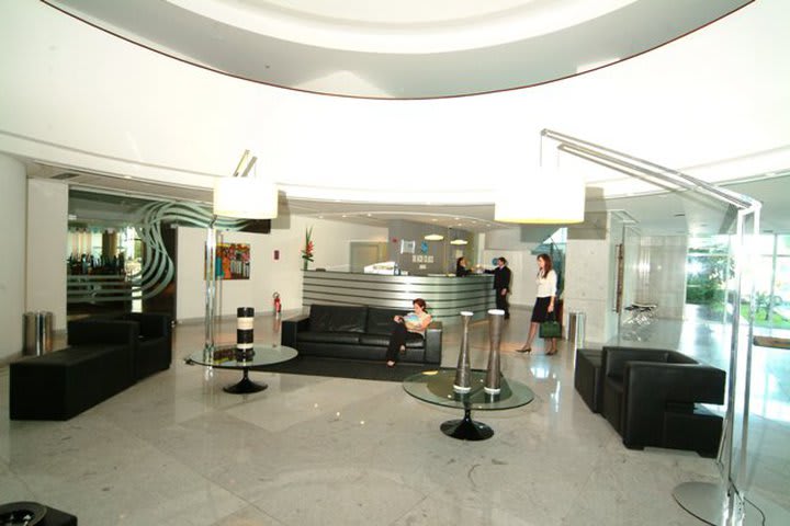 Lobby del hotel Beach Class Suites en Recife