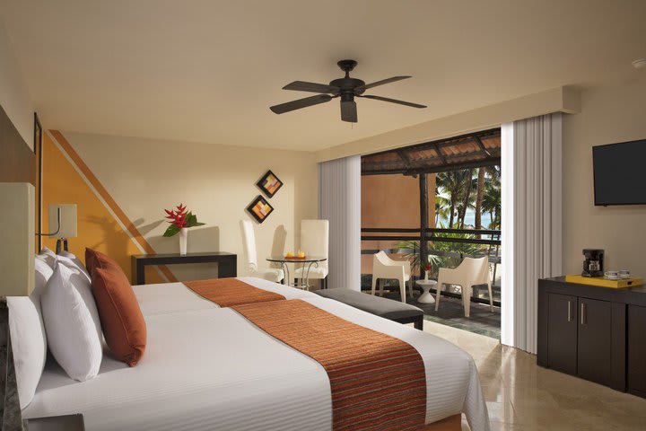 Deluxe double guest room with partial ocean view