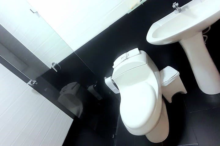 Baño de huéspedes