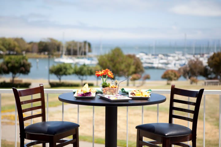 Restaurante bar SouthHarbor Waterfront en el hotel The Inn at Oyster Point