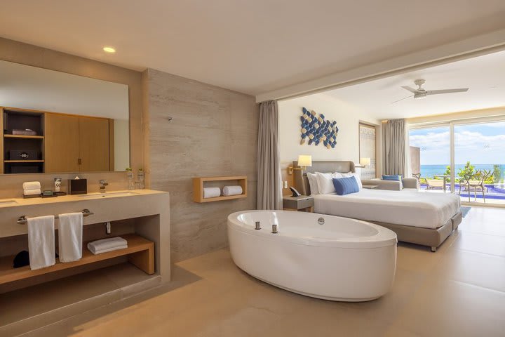 Oceanfront luxury junior suite swim up