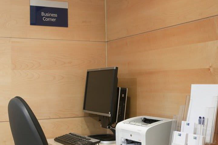 Hay un centro de negocios de autoservicio en el Holiday Inn Express Madrid, hotel en Alcobendas