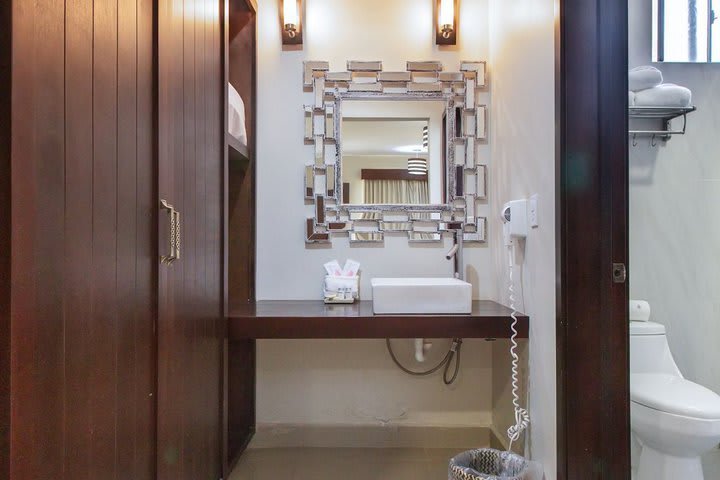 Bathroom in a Encinal standard guest room