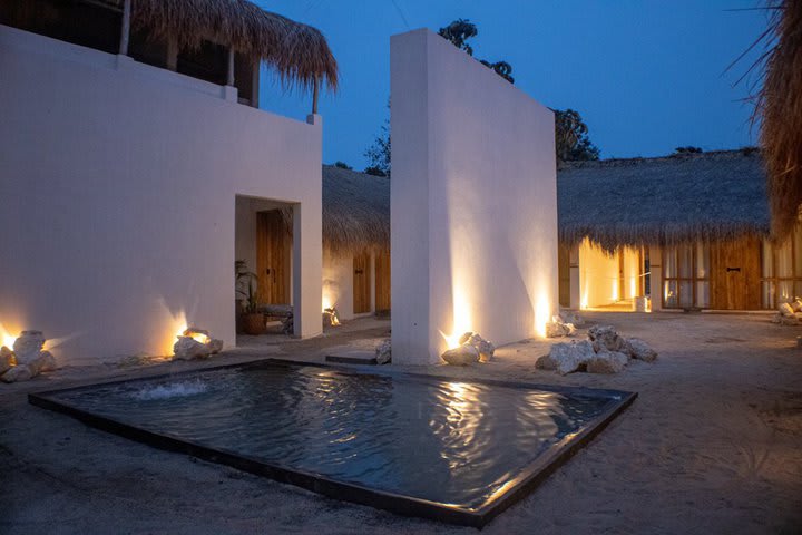 Vista de noche de la piscina