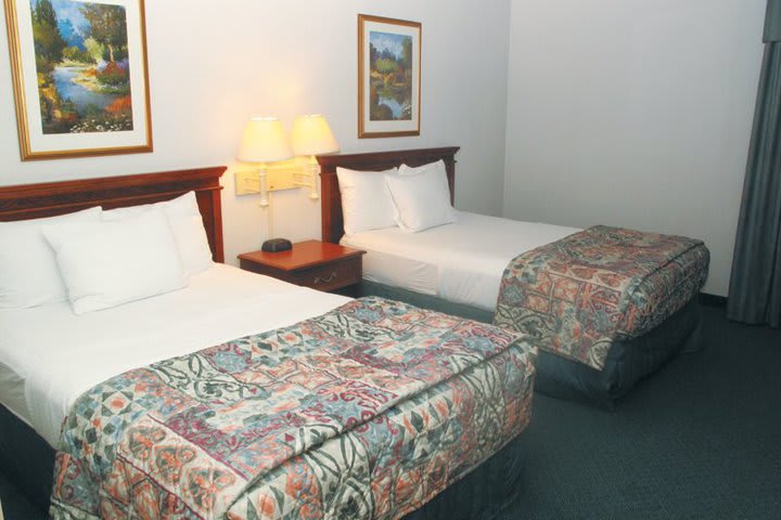 La Quinta Inn & Suites Chicago Gurnee features 115 guest rooms