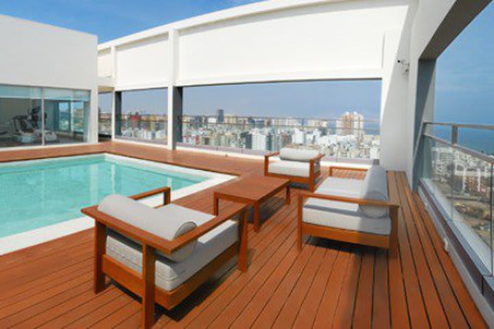 The Dazzler Lima hotel in Miraflores has a sun terrace with sun loungers