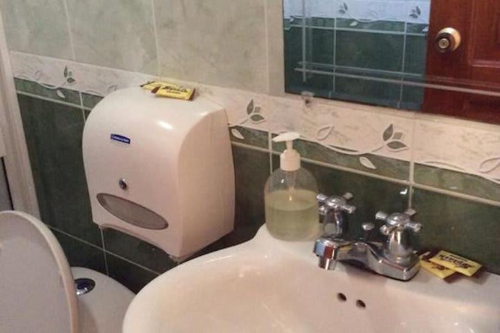 Baño privado con ducha de una habitación