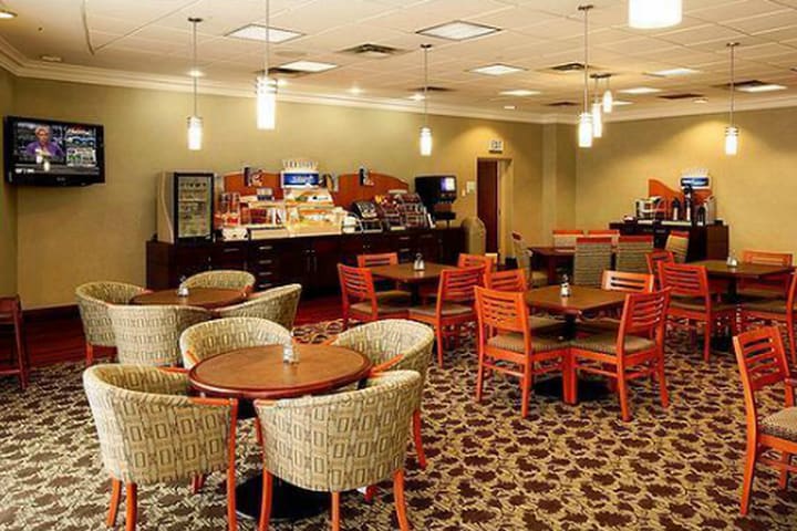 Breakfast lounge at the Holiday Inn Express Toronto in Mississauga