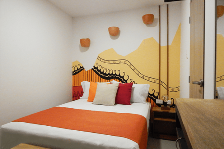 Double guest room with decoration inspired by Ráquira ceramics