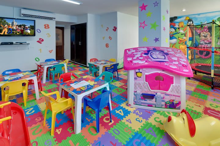 Interior del club de niños Pelikanos