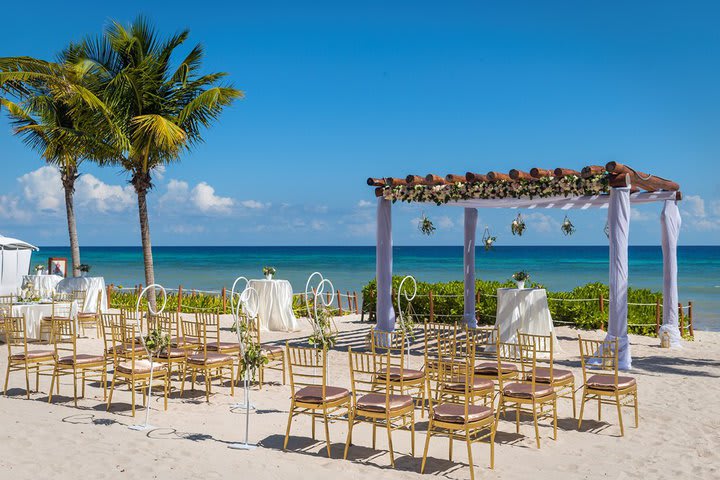 Montaje de una boda en la playa