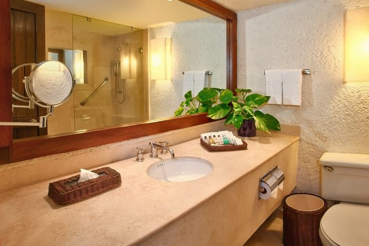 Private bathroom in a Grand deluxe king guest room