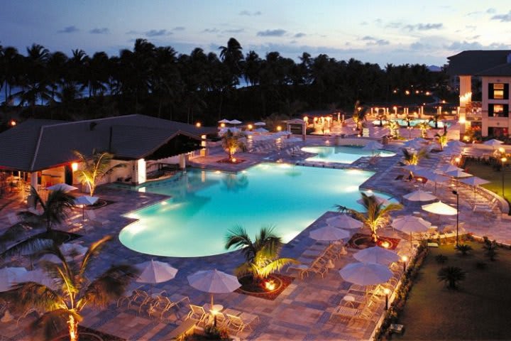 Vista nocturna de una de las albercas del Sauípe, hotel en Costa do Sauípe