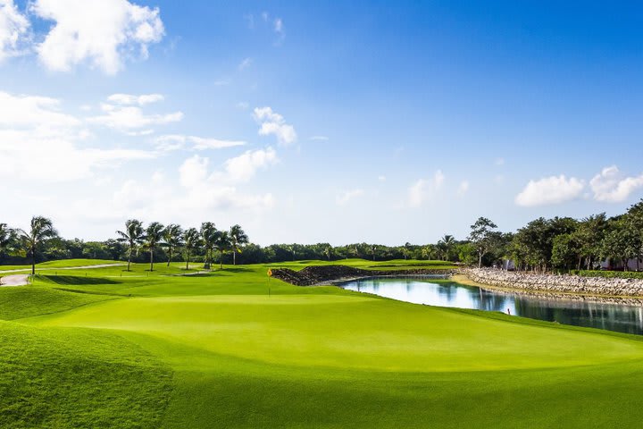 Los deportes en tierra incluyen un campo de golf