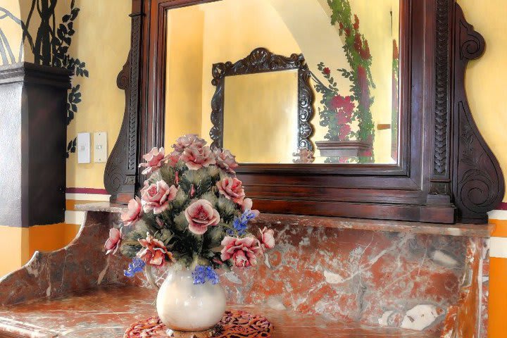 Dressing table with mirror at Hacienda Kaan Ac hotel in Valladolid