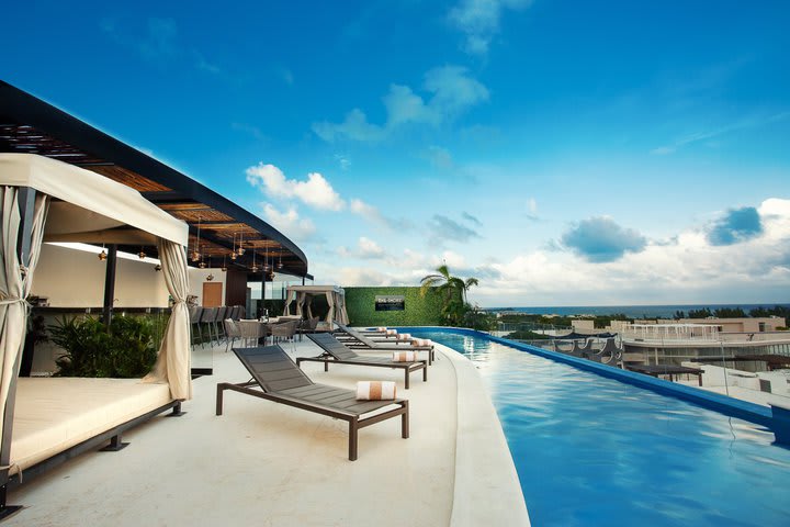 Piscina en la terraza con vista a la ciudad