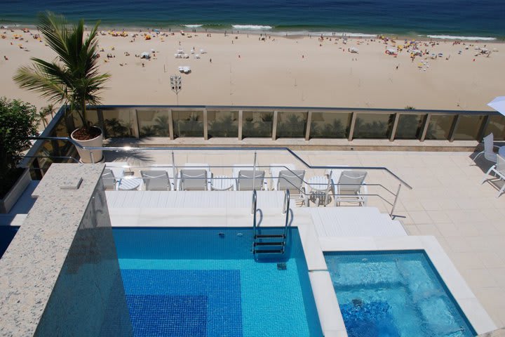 Alberca con vistas panorámicas en el hotel Astoria Palace, Río de Janeiro