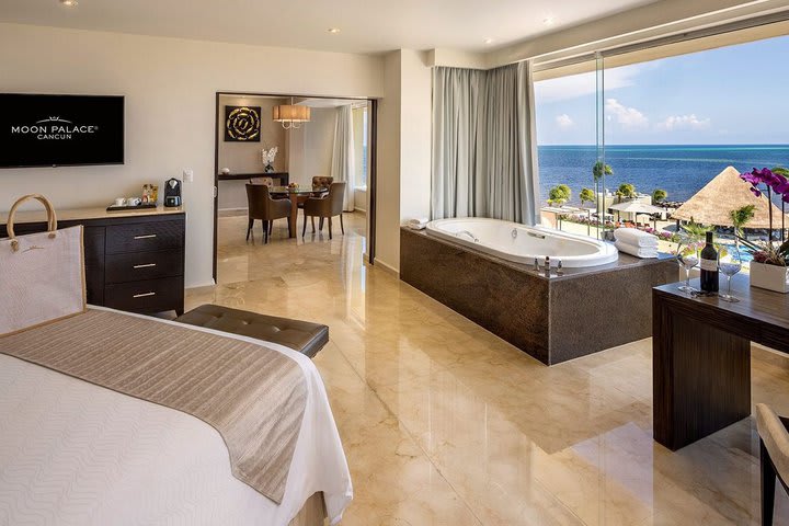 Superior Governor Suite Ocean View - King Size Bed