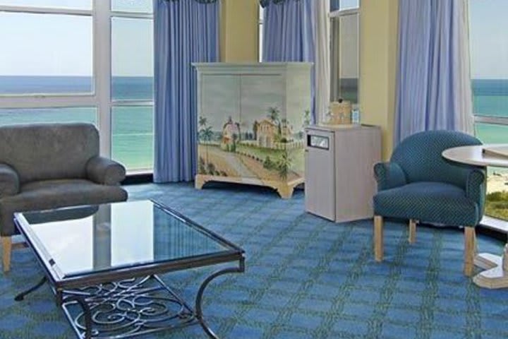 Interior de una suite con vista al mar