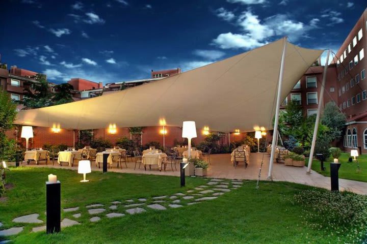 Celebration in the garden at the Rafaelhoteles Atocha