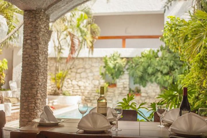 El restaurante tiene vista a la piscina