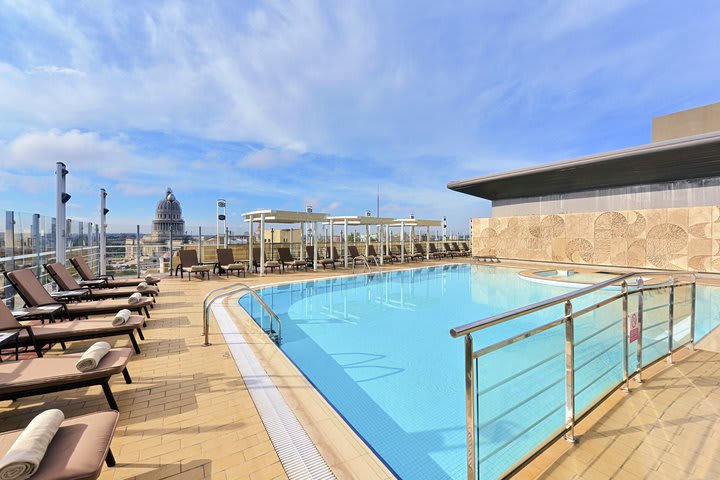 Desde la piscina se puede contemplar la ciudad