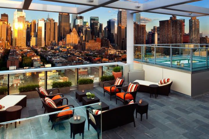 El lounge del hotel Ink48 cuenta con vistas de Manhattan y el río Hudson