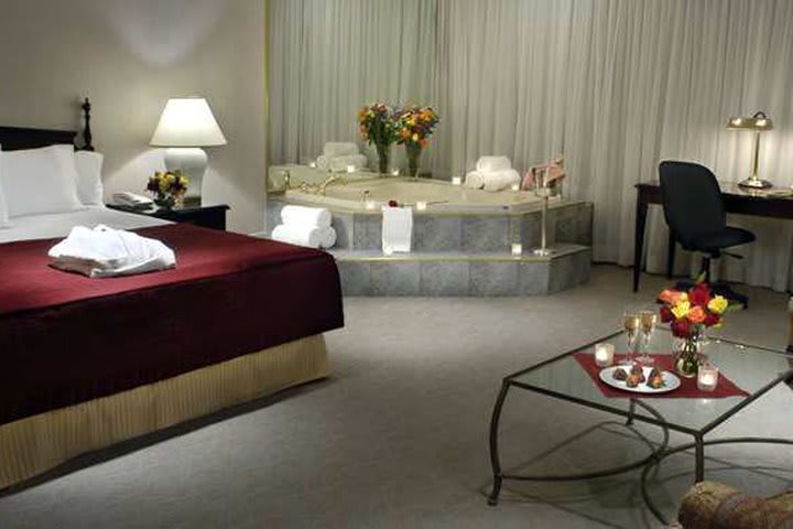 Guest room with Jacuzzi at the International Plaza hotel