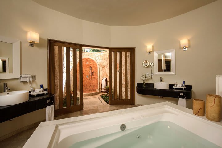 Jacuzzi y ducha exterior en una junior suite de lujo