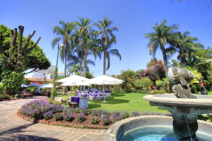 Hosteria las Quintas offers extensive gardens