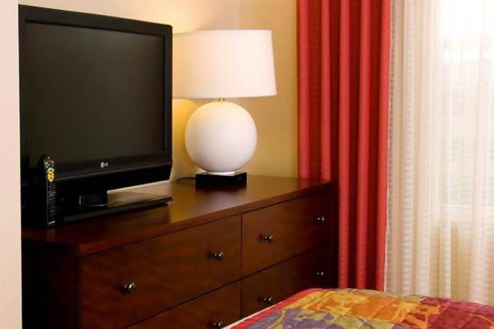 Televisión de una habitación del Residence Inn by Marriott Airport en Orlando