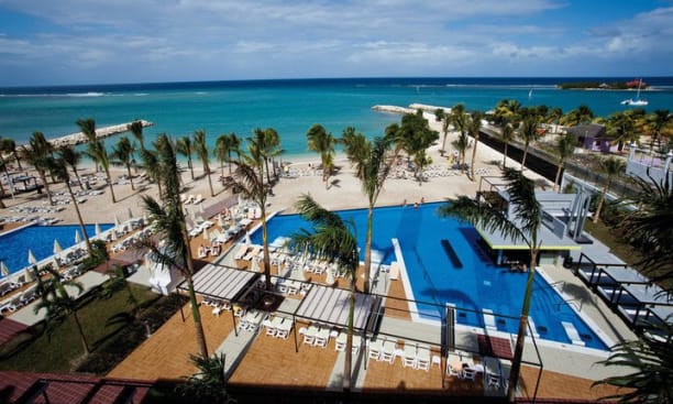 The hotel has 3 infinity pools