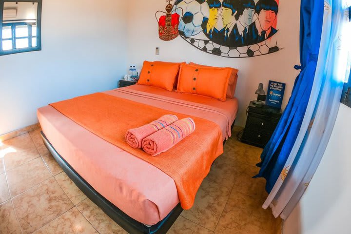 Habitación con cama matrimonial