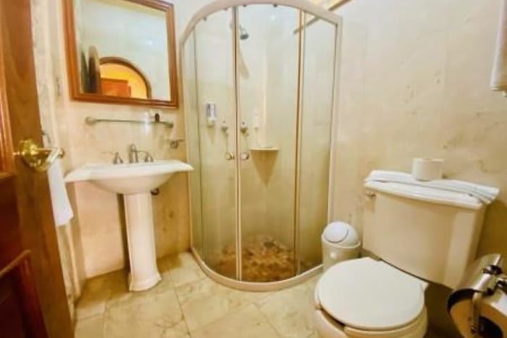 Baño de huéspedes