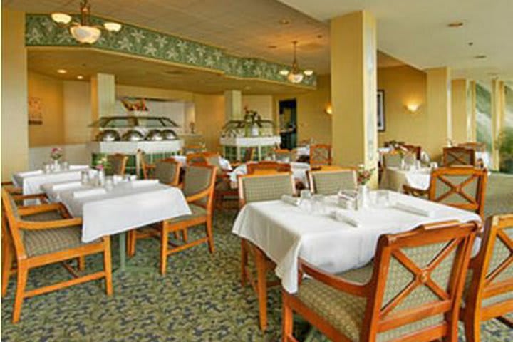 Restaurant at the Ramada hotel on Lake Shore Drive