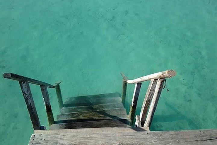 Escalera para entrar al agua