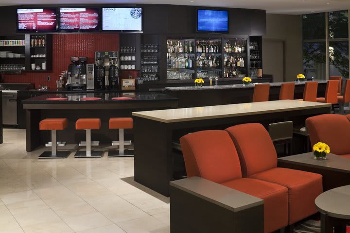 Bar del restaurante en el Holiday Inn & Suites en Vancouver