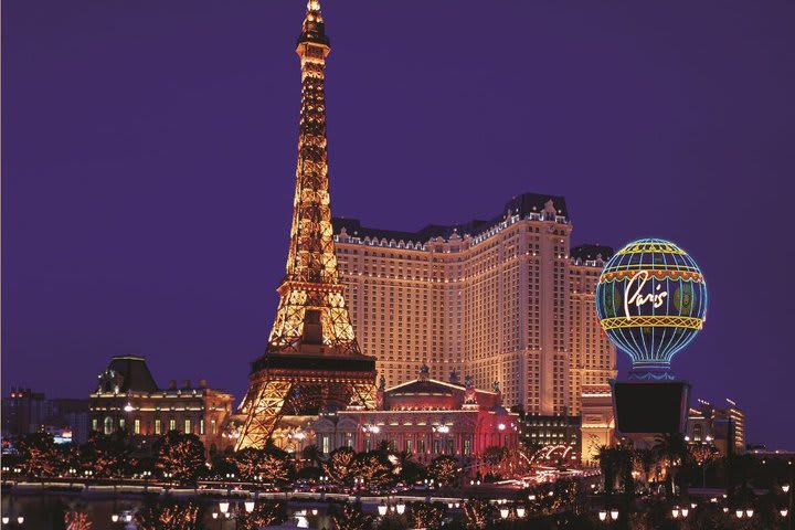 Las Vegas - 10 De Mayo 2014: La Torre Eiffel En París Hotel Y Casino En Las  Vegas.the Complejo Cuenta Con Un Hotel Con 2.915 Habitaciones Y Una Réplica  A Escala De